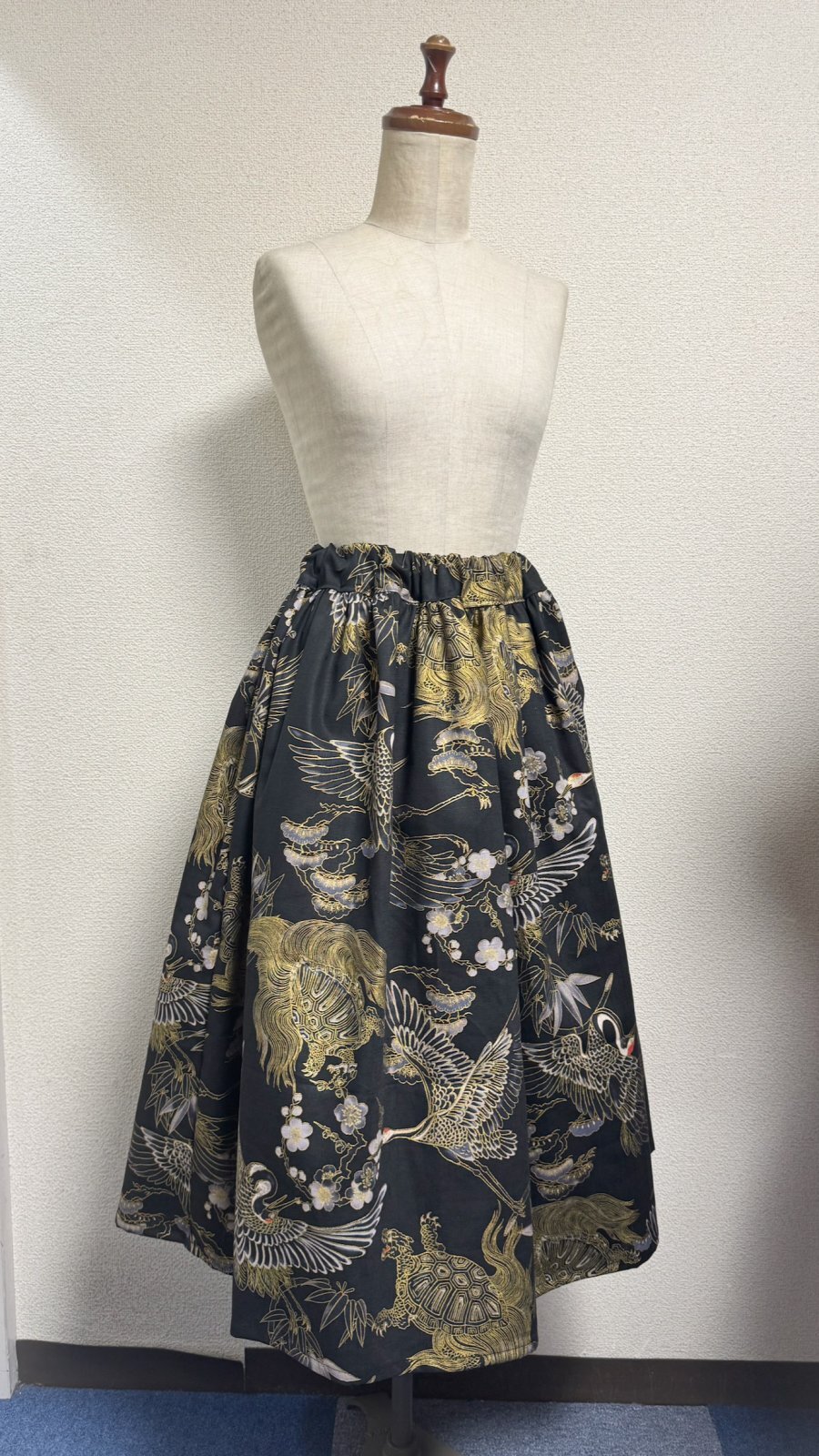 画像1: 7ハンドメイドギャザースカート【鶴亀柄　黒系　78cm丈】